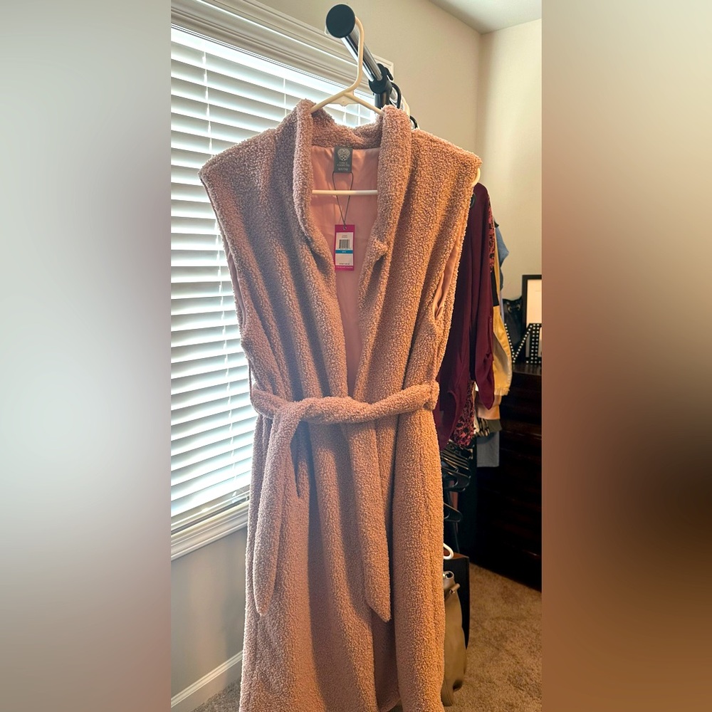 Vince Camuto Sleeveless Coat; such a staple! One Size!